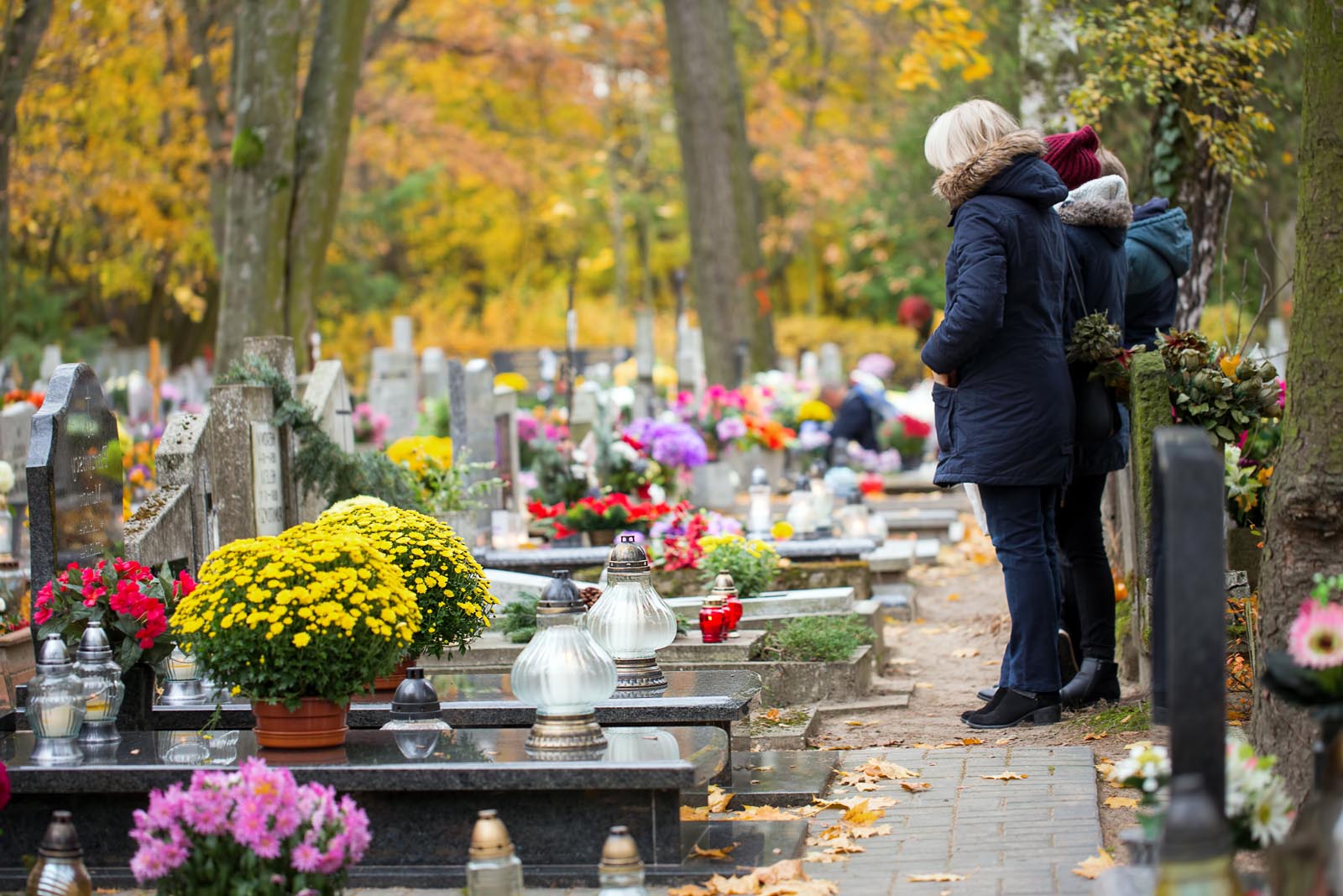 Coller des photos sur une pierre tombale - Guide Obsèques